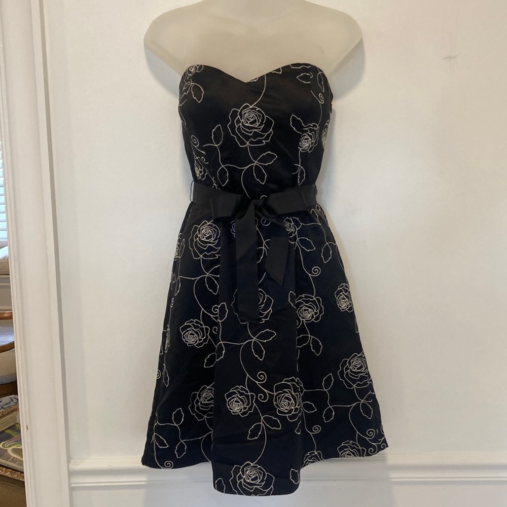 White House Black Market Strapless Sweetheart Dress with Roses Sz. 4